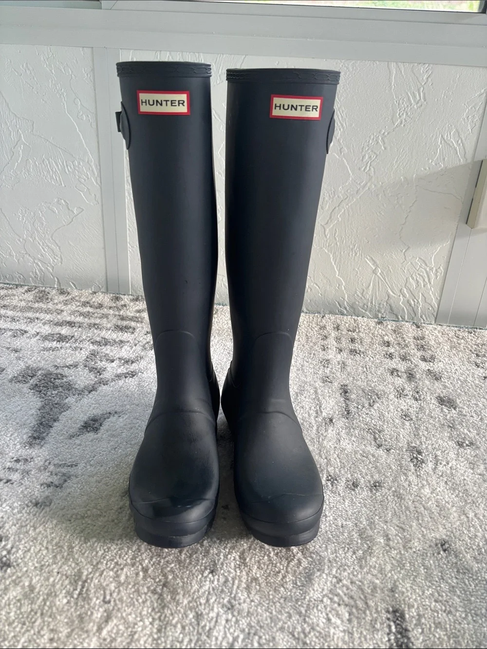 Hunter Tall navy blue Signature Waterproof Rain Boots,worn once for a photoshoot